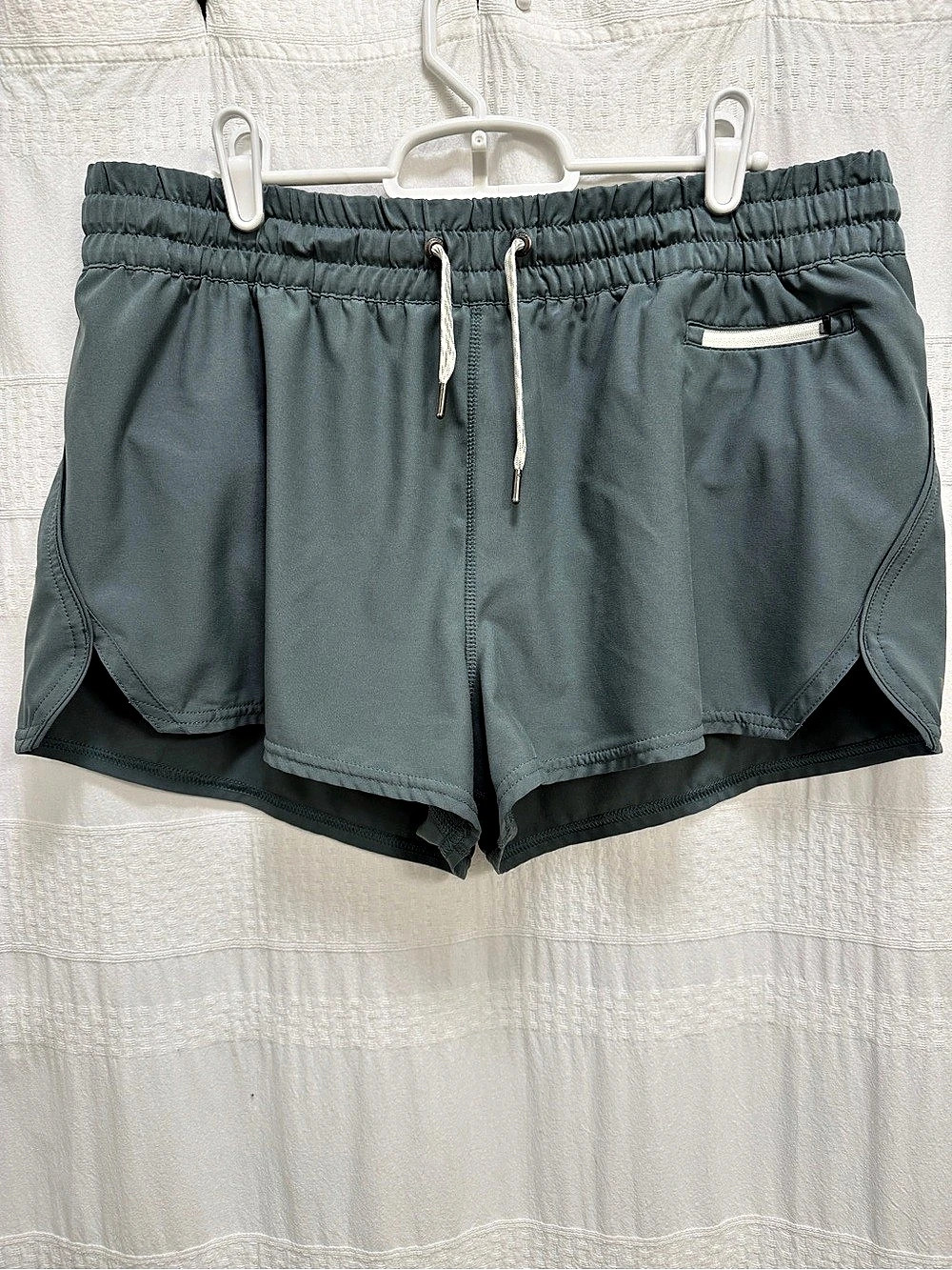Vuori Clementine Shorts 2.5” Sage Green Women’s XL Athletic Gym Workout